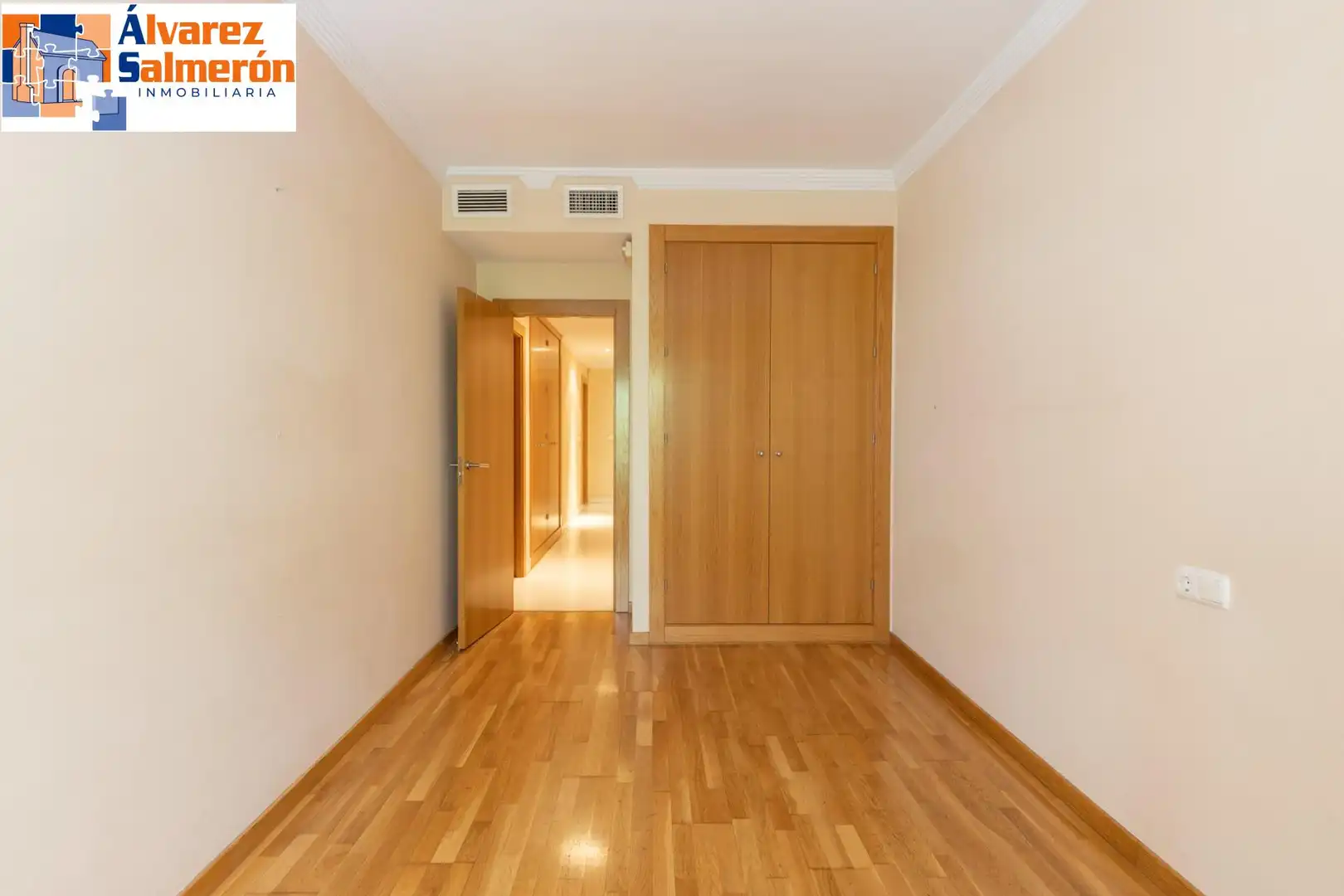 Flat for sale in Granada  with Air Conditioner and Heating