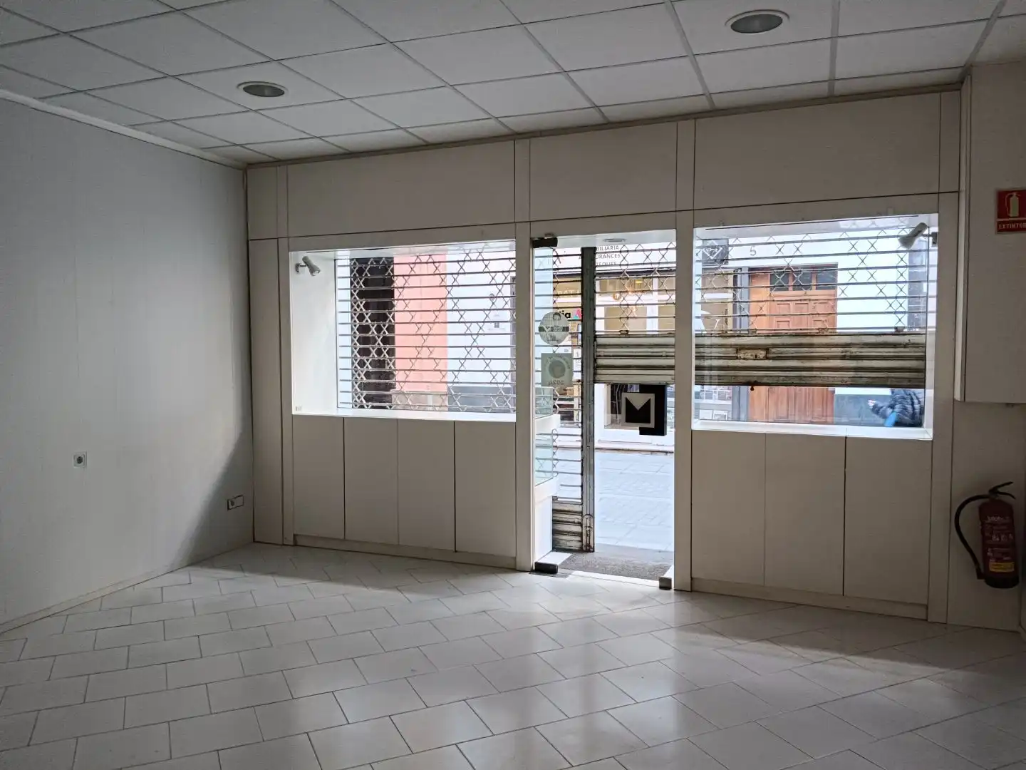 Business premises to rent in Desclapers 10