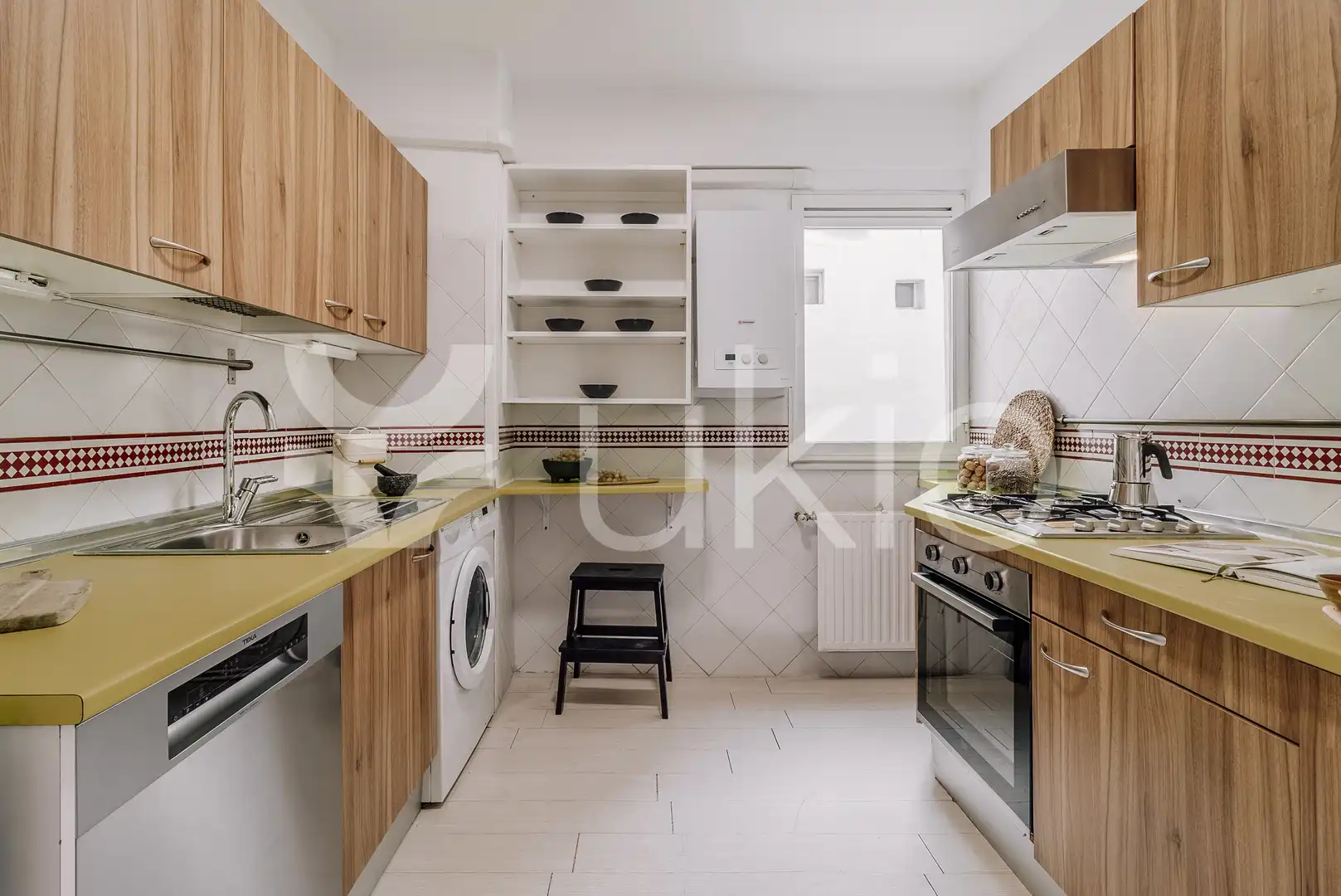 Cuina de Apartament de lloguer en Madrid amb Aire condicionat, Calefacció i Moblat
