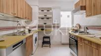Cuina de Apartament de lloguer en  Madrid Capital amb Aire condicionat, Calefacció i Moblat