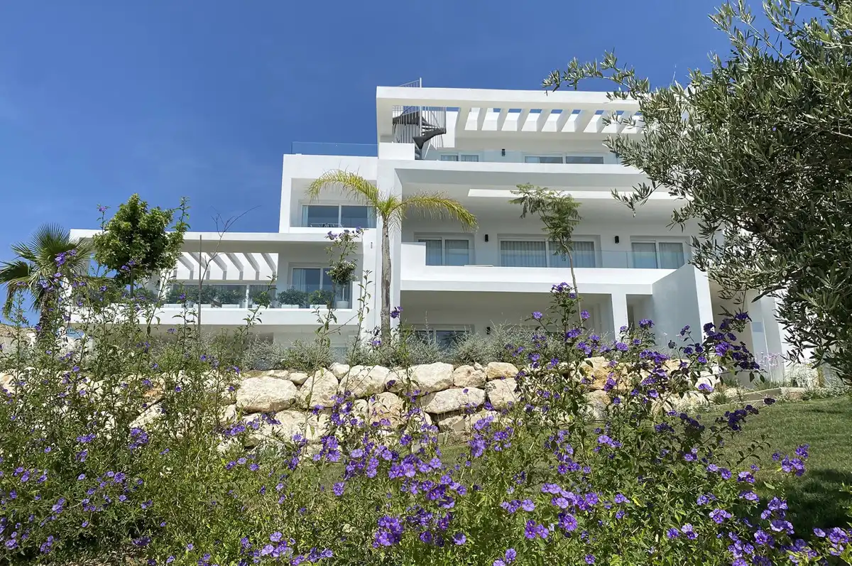 Vista exterior de Apartament en venda en Casares amb Aire condicionat, Jardí privat i Terrassa