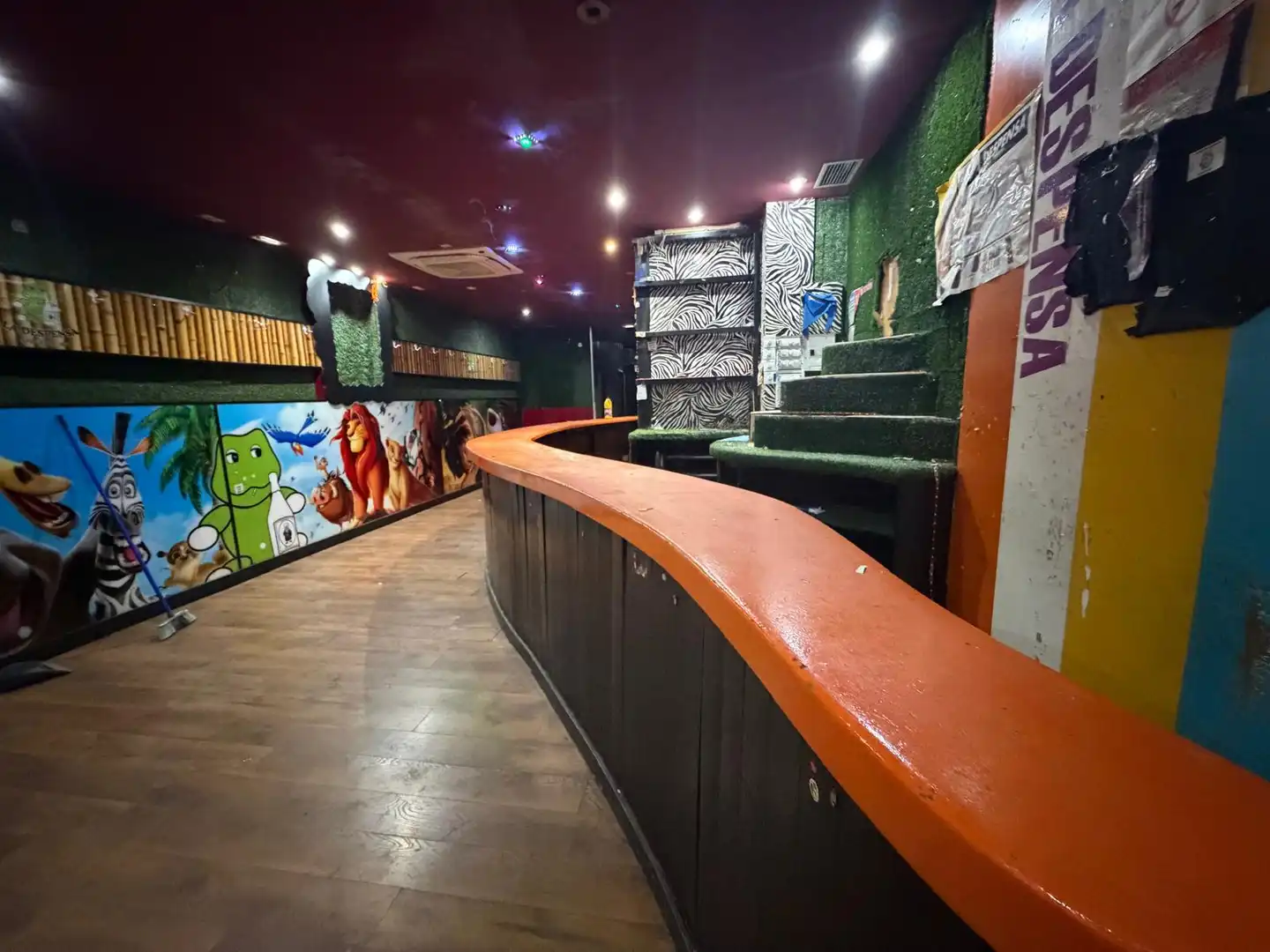 Local comercial de lloguer a Calle del León, imagen 2