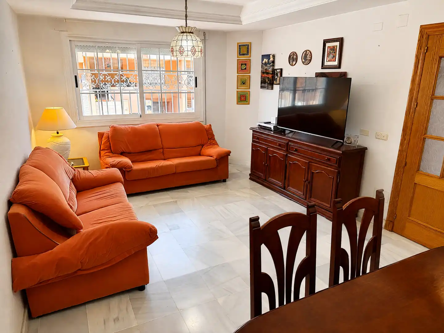 Sala d'estar de Casa adosada en venda en Roquetas de Mar amb Aire condicionat, Terrassa i Traster