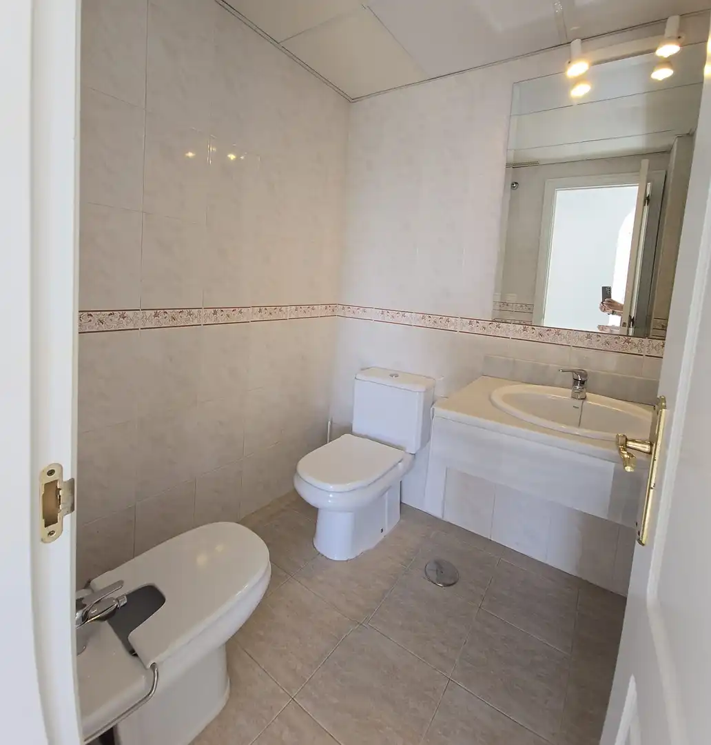 Badezimmer von Dachboden zur Miete in Marbella mit Klimaanlage, Terrasse und Möbliert