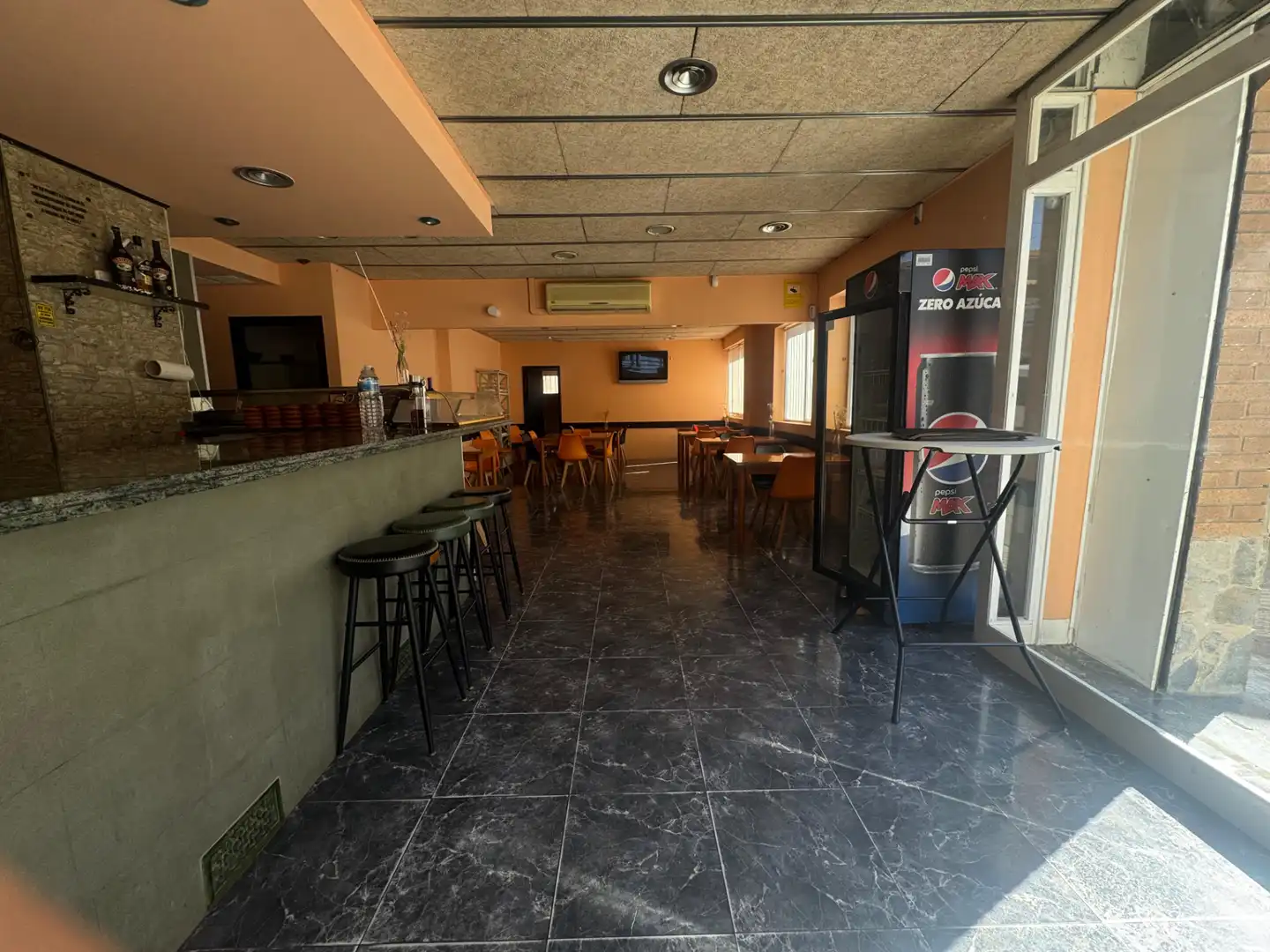Local de alquiler en Vilanova i la Geltrú con Aire acondicionado, Calefacción y Amueblado