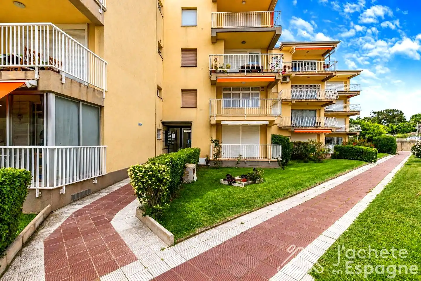 Vista exterior de Apartament en venda en Cambrils amb Moblat, Balcó i Internet