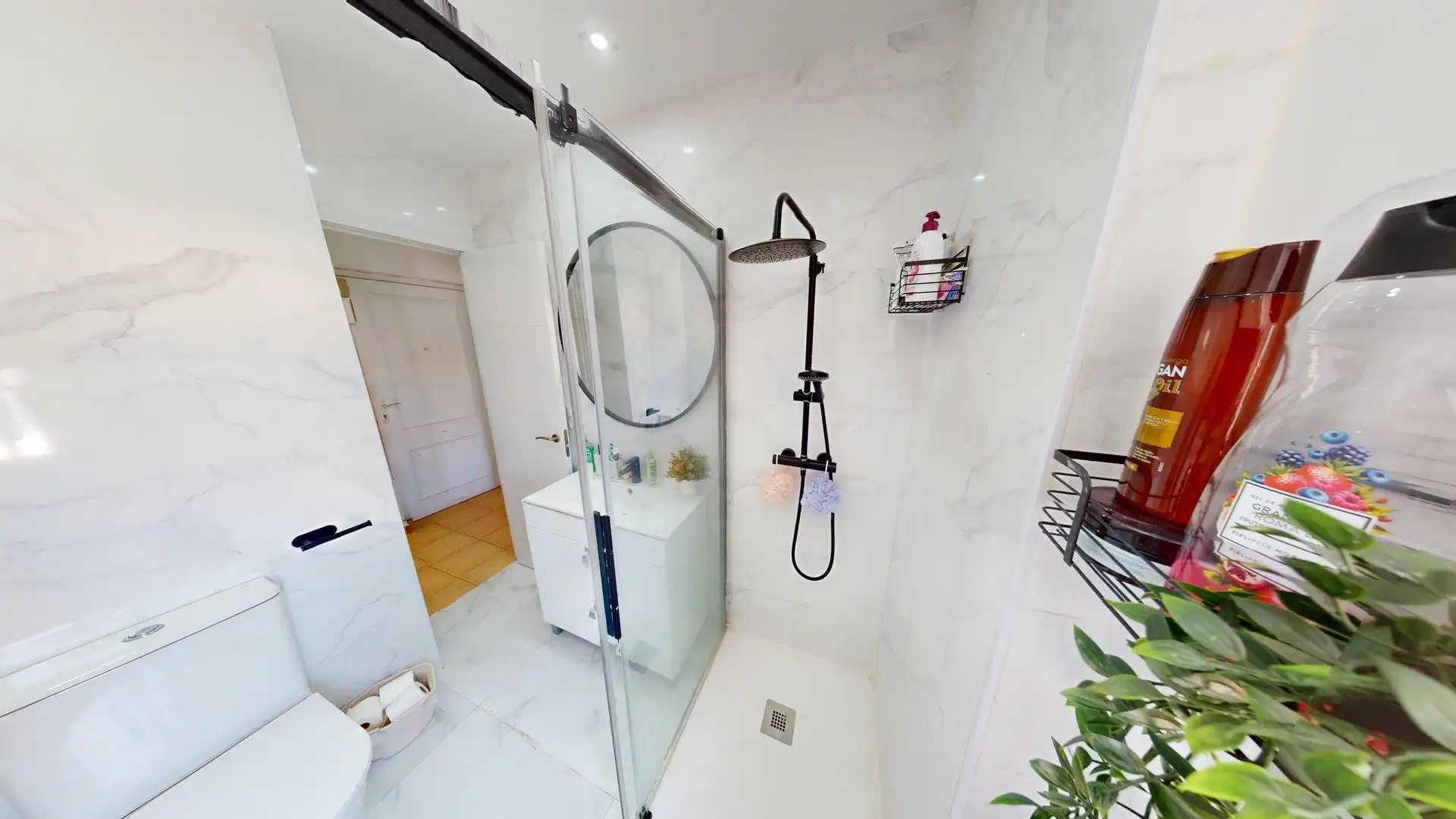 Bathroom of Flat for sale in Benalmádena  with Air Conditioner, Swimming Pool and Furnished