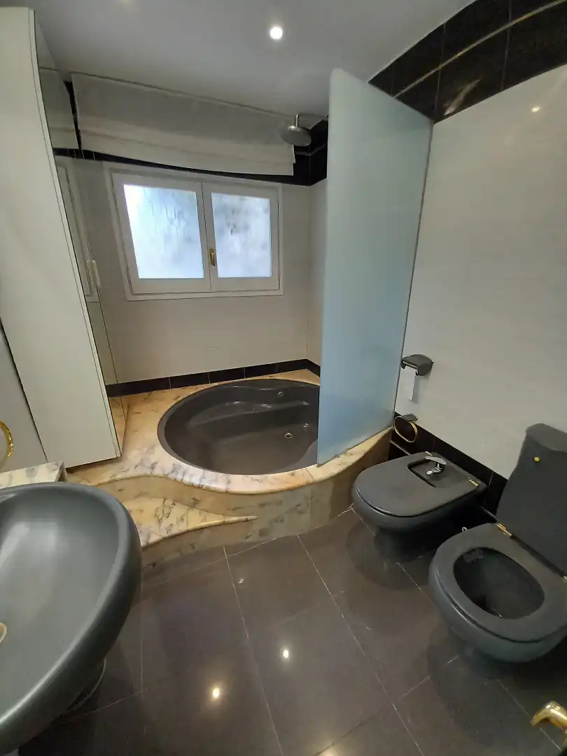 Badezimmer von Haus oder Chalet zur Miete in Barcelona mit Klimaanlage, Heizung und Parkett
