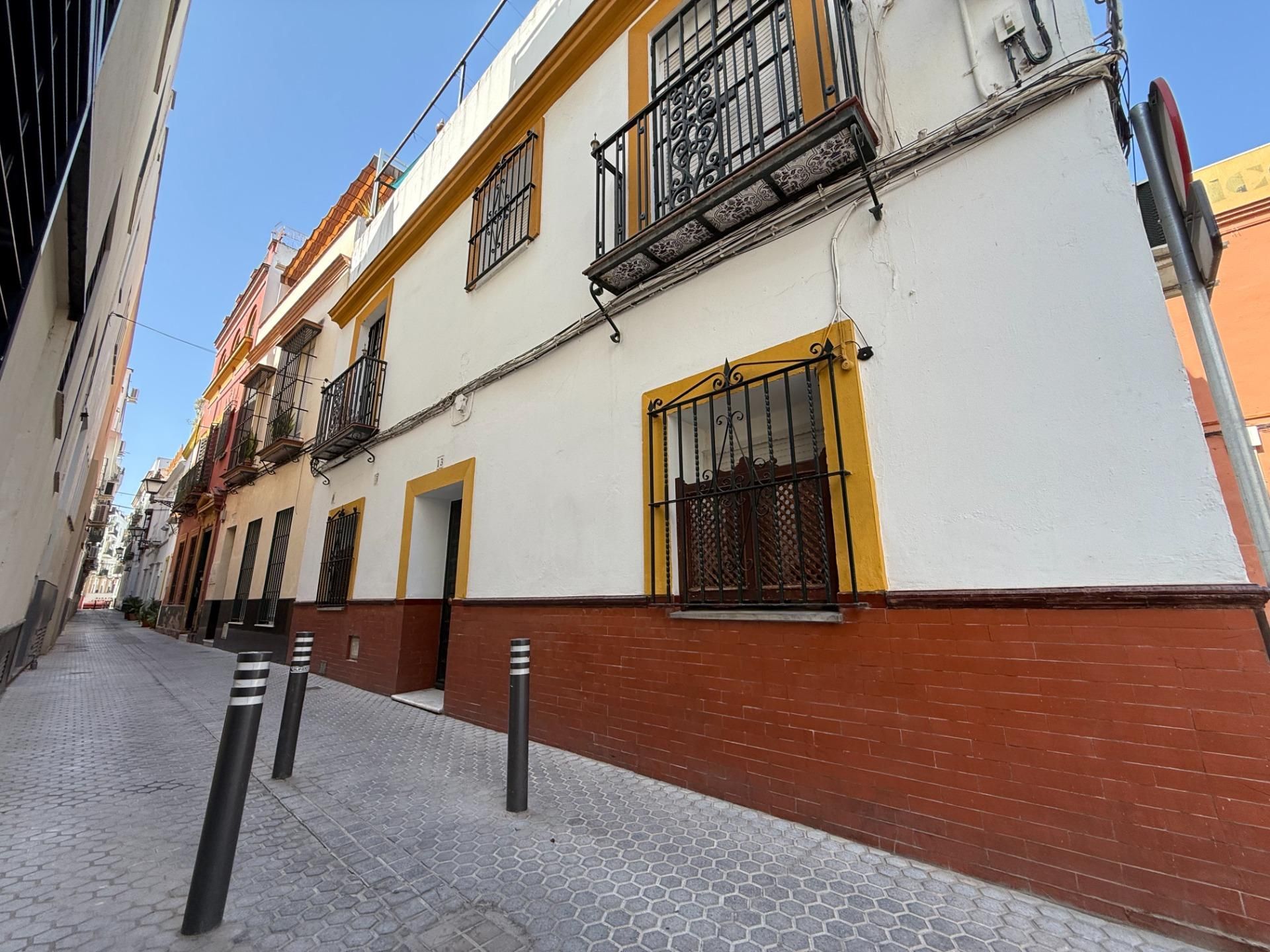 Exterior view of Single-family semi-detached for sale in  Sevilla Capital  with Air Conditioner and Balcony