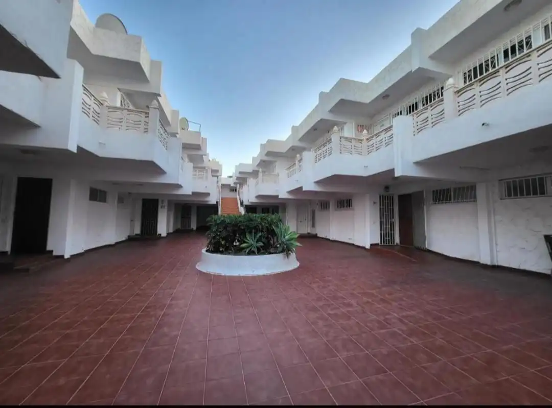 Vista exterior de Estudi en venda en Arona amb Moblat i Piscina comunitària
