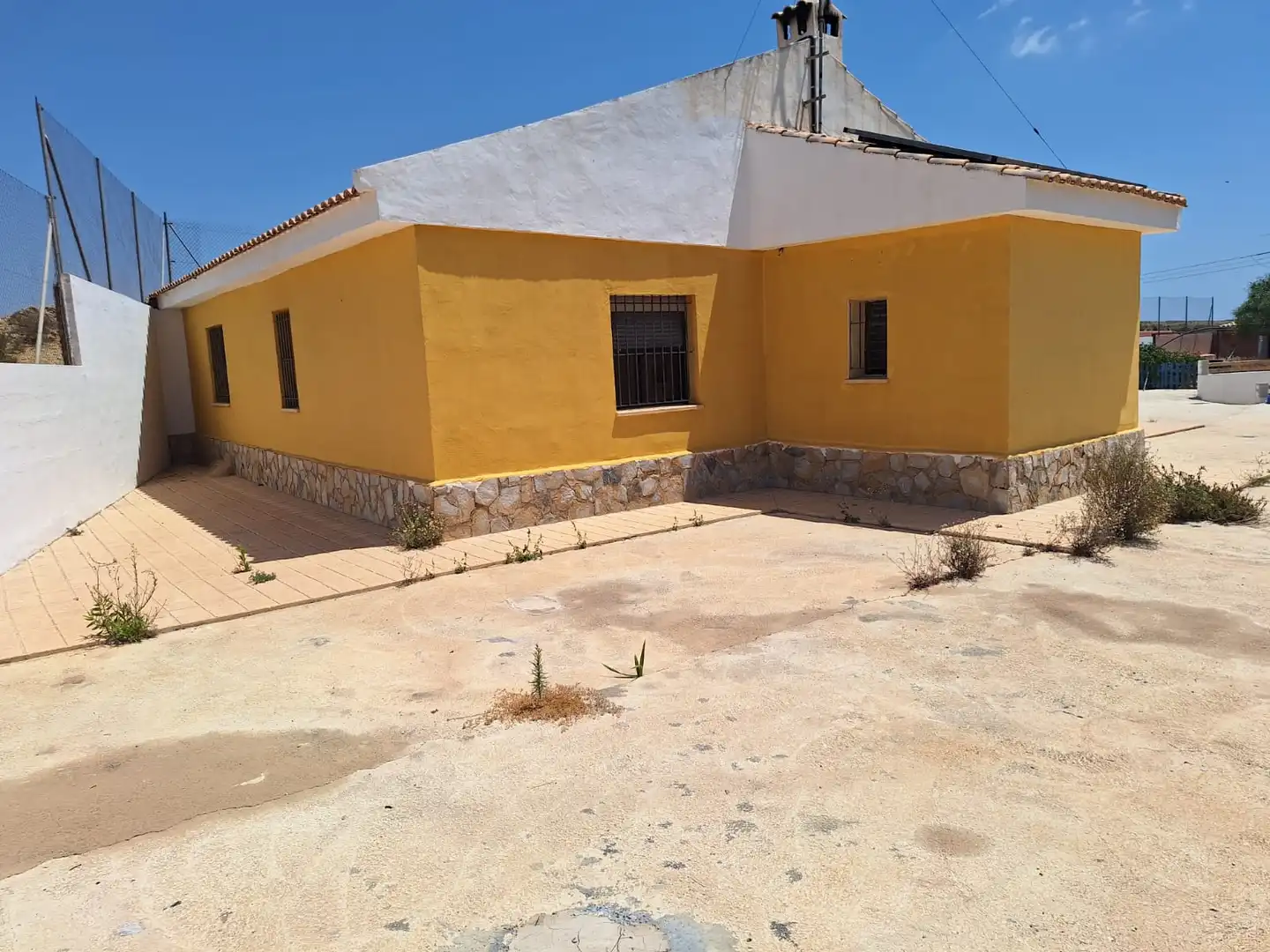 Vista exterior de Casa o xalet en venda en Alicante / Alacant amb Jardí privat, Terrassa i Traster