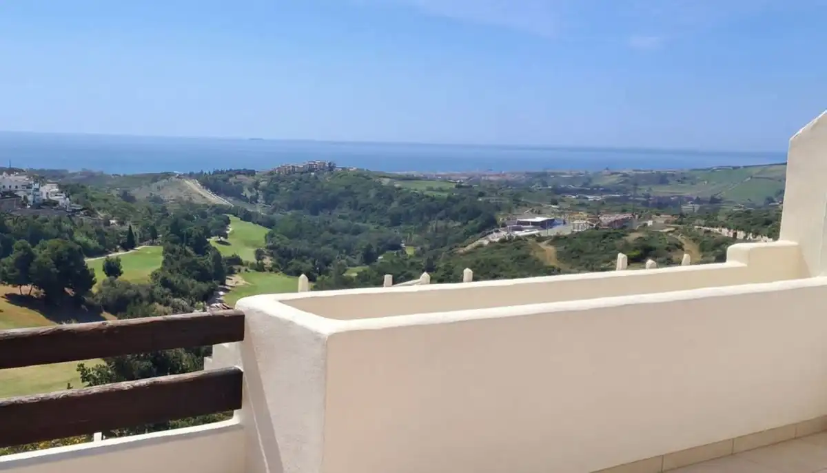 Vista exterior de Àtic en venda en Casares amb Aire condicionat, Jardí privat i Terrassa