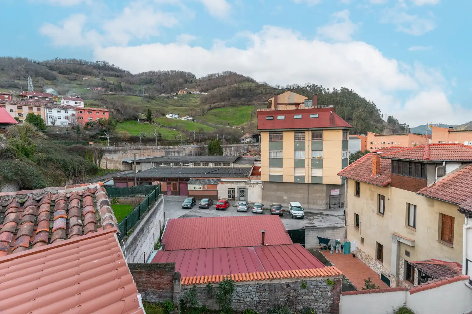 Außenansicht von Einfamilien-Reihenhaus zum Verkauf in Mieres (Asturias) mit Heizung, Terrasse und Abstellraum