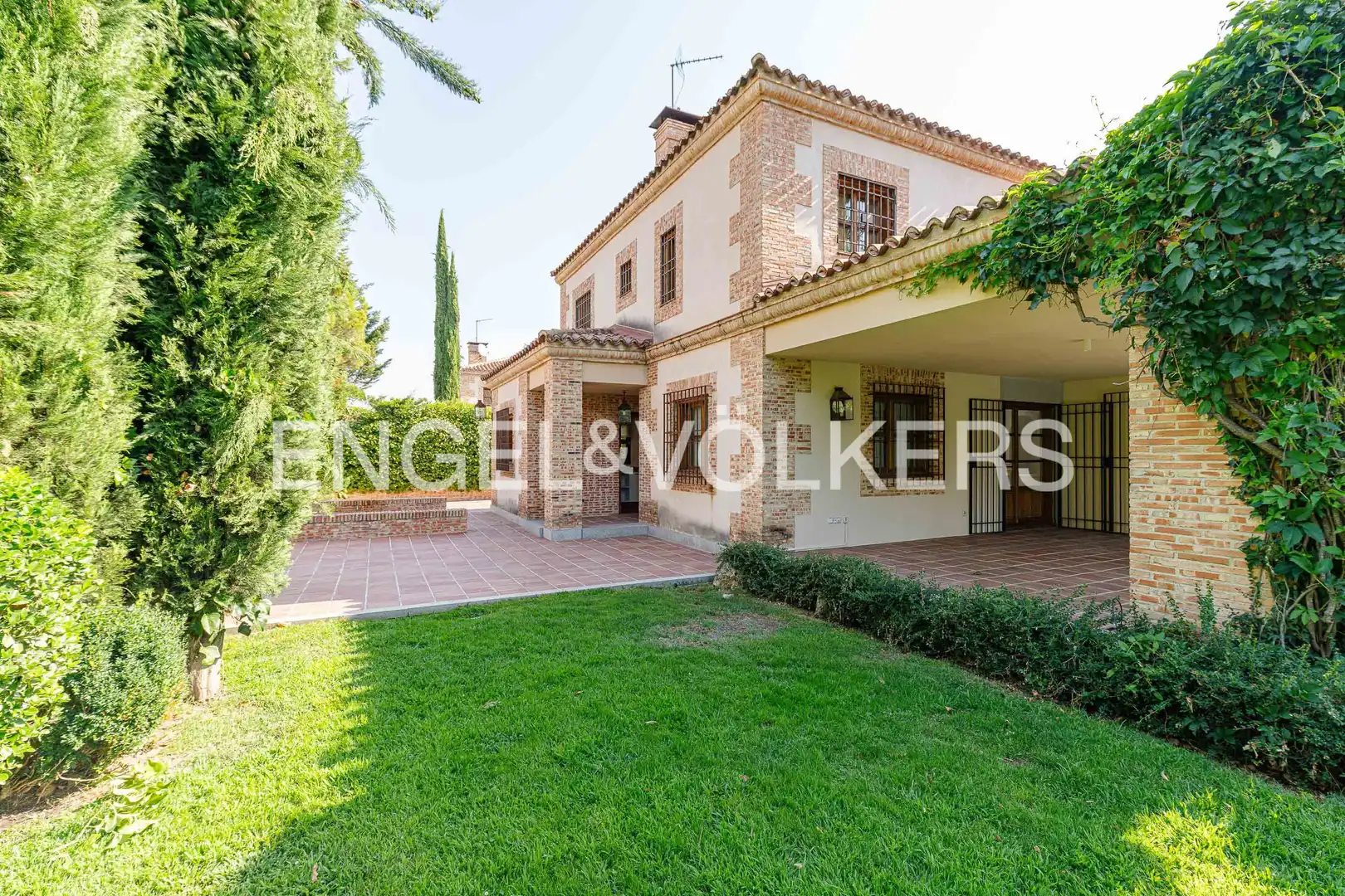 Vista exterior de Casa o chalet de alquiler en Madrid con Aire acondicionado, Calefacción y Jardín privado