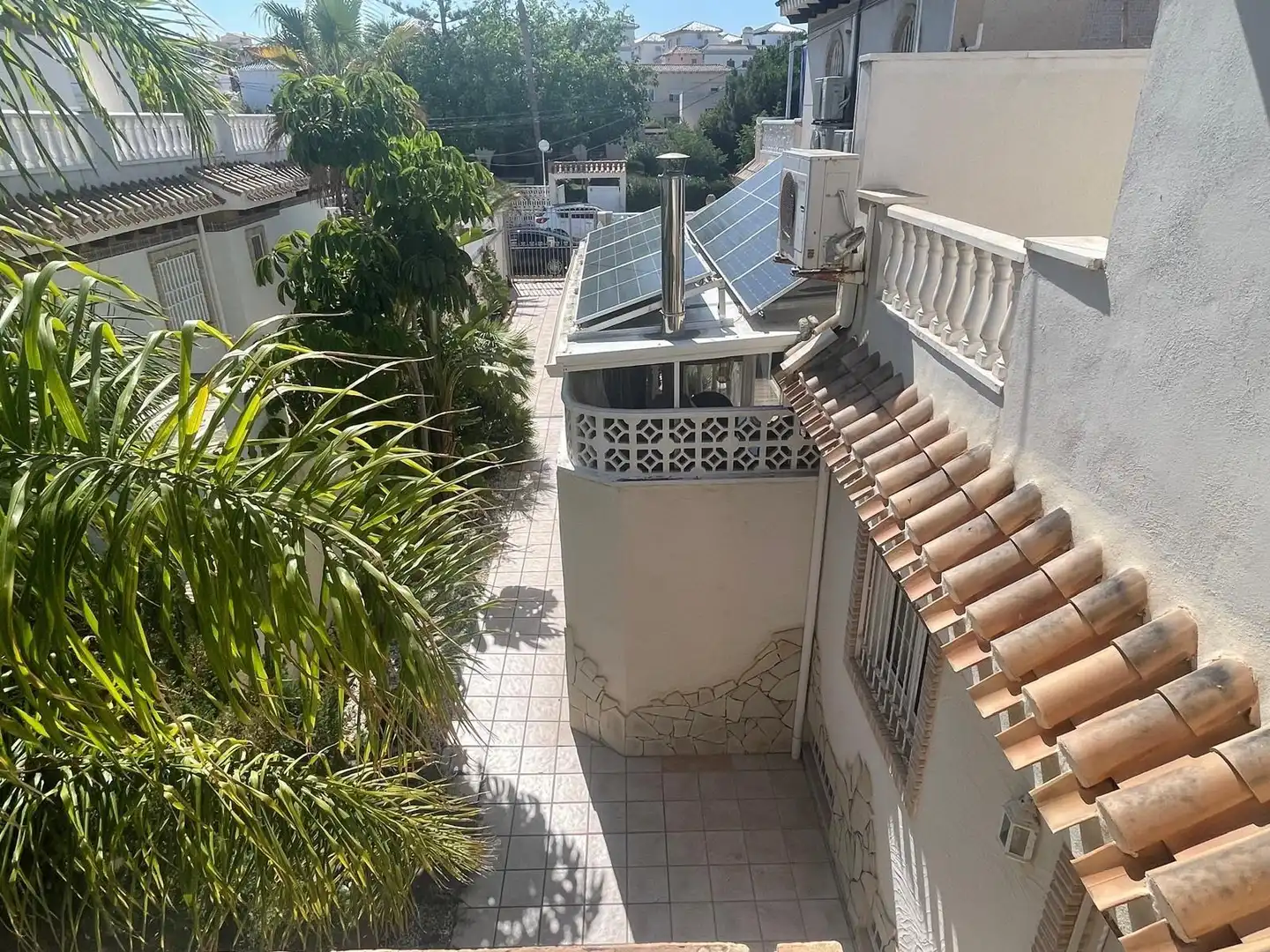 Vista exterior de Casa adosada en venda en Torrevieja amb Aire condicionat, Calefacció i Jardí privat