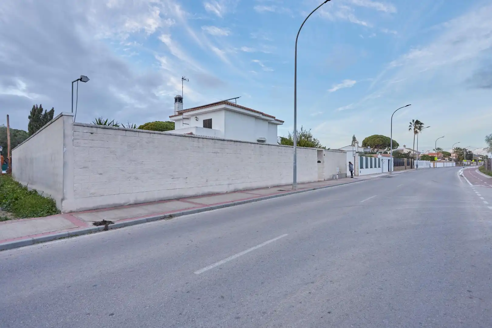 Vista exterior de Casa o xalet en venda en El Puerto de Santa María amb Jardí privat i Piscina comunitària