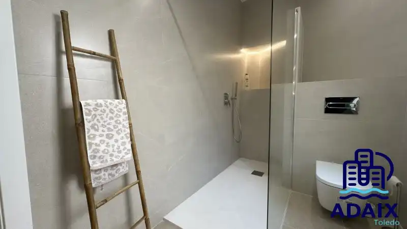 Bathroom of Flat for rent in Toledo  with Air Conditioner, Heating and Furnished