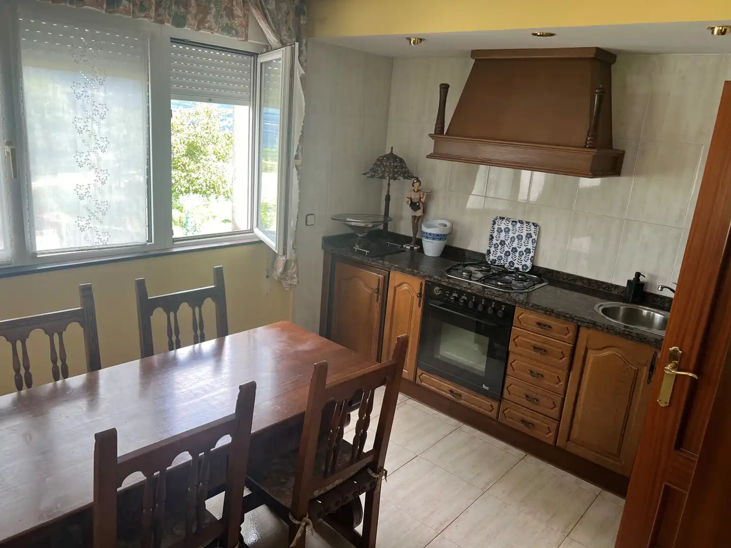 Cuina de Casa o xalet en venda en Oviedo  amb Calefacció, Parquet i Terrassa