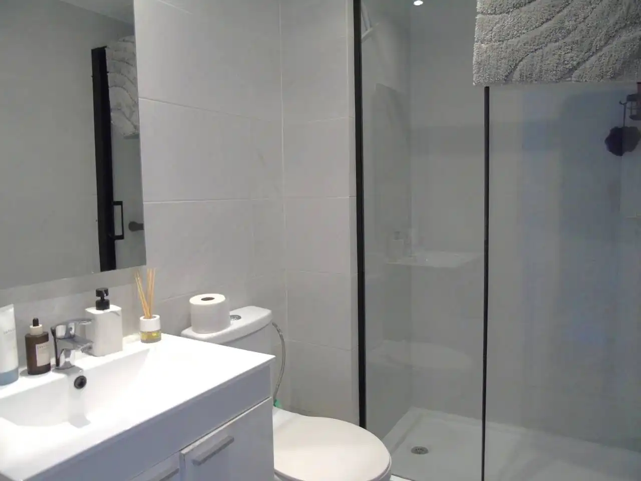 Badezimmer von Wohnung zum Verkauf in Roda de Ter mit Heizung und Balkon