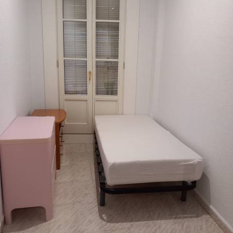 Piso en Alquiler en Reyes Católicos en Centro - Sagrario