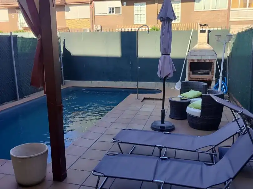 Piscina de Casa o chalet en venta en San Fernando de Henares con Aire acondicionado, Calefacción y Jardín privado