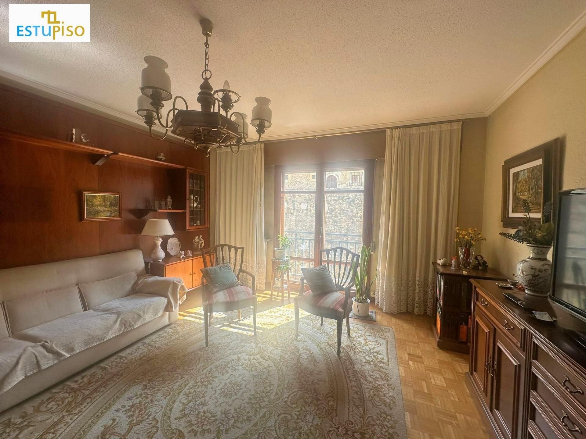 Sala d'estar de Pis en venda en León Capital  amb Calefacció, Terrassa i Balcó