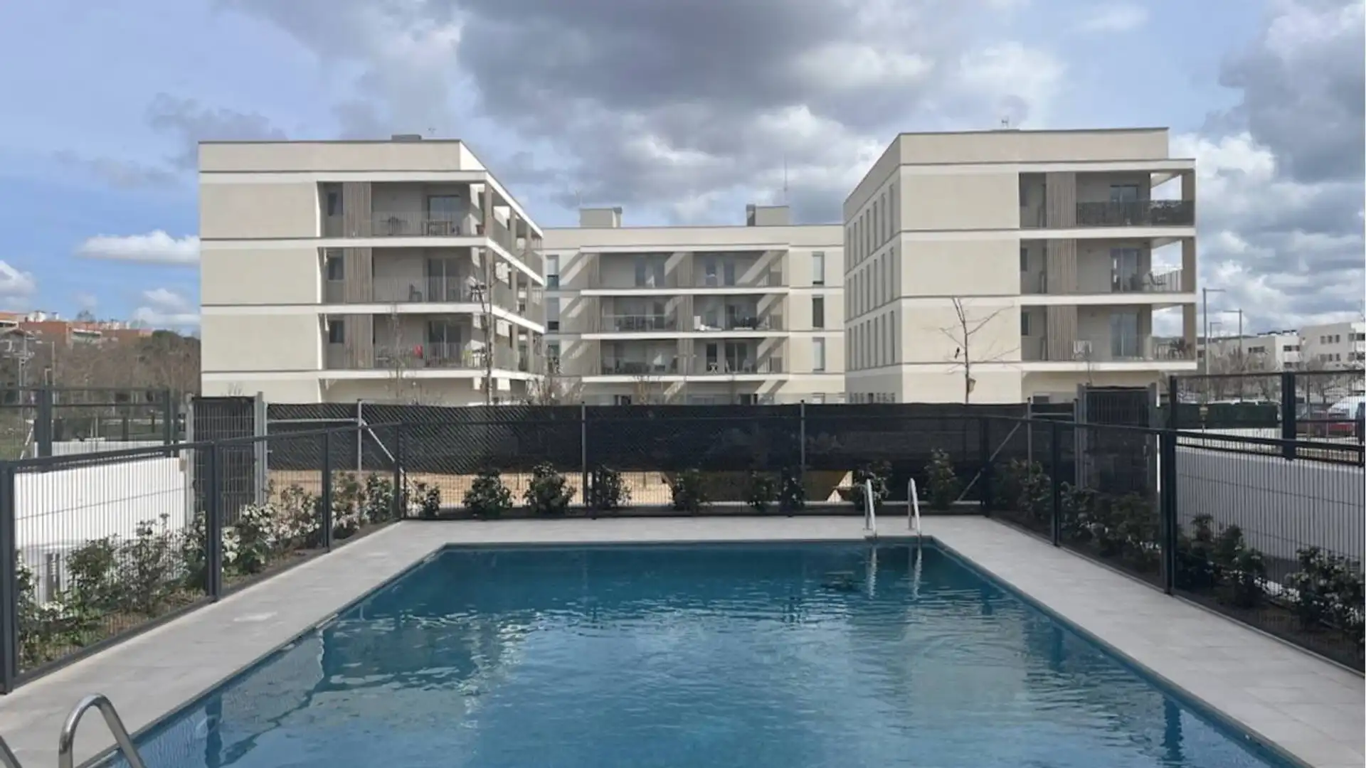 Piscina de Pis de lloguer en Girona Capital amb Aire condicionat, Calefacció i Parquet