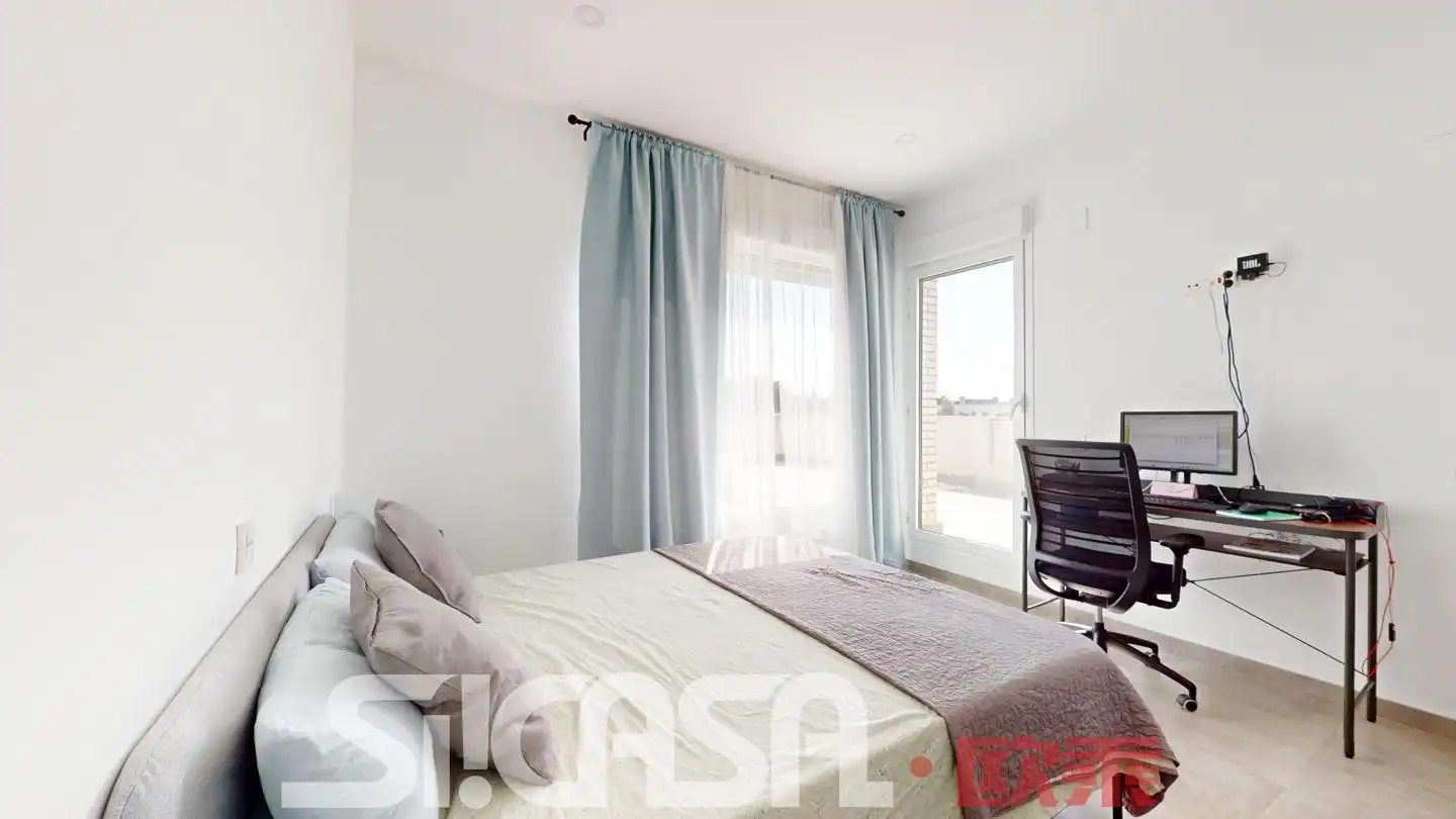 Dormitori de Casa adosada en venda en Torrejón de la Calzada amb Jardí privat, Terrassa i Piscina