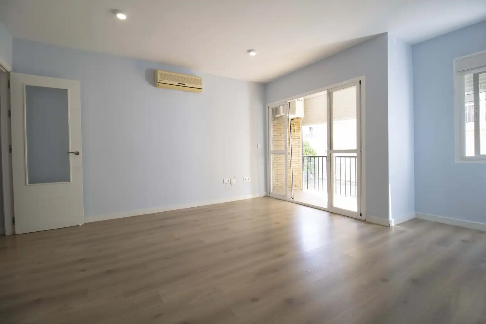 Living room of Flat for sale in Sevilla  with Terrace