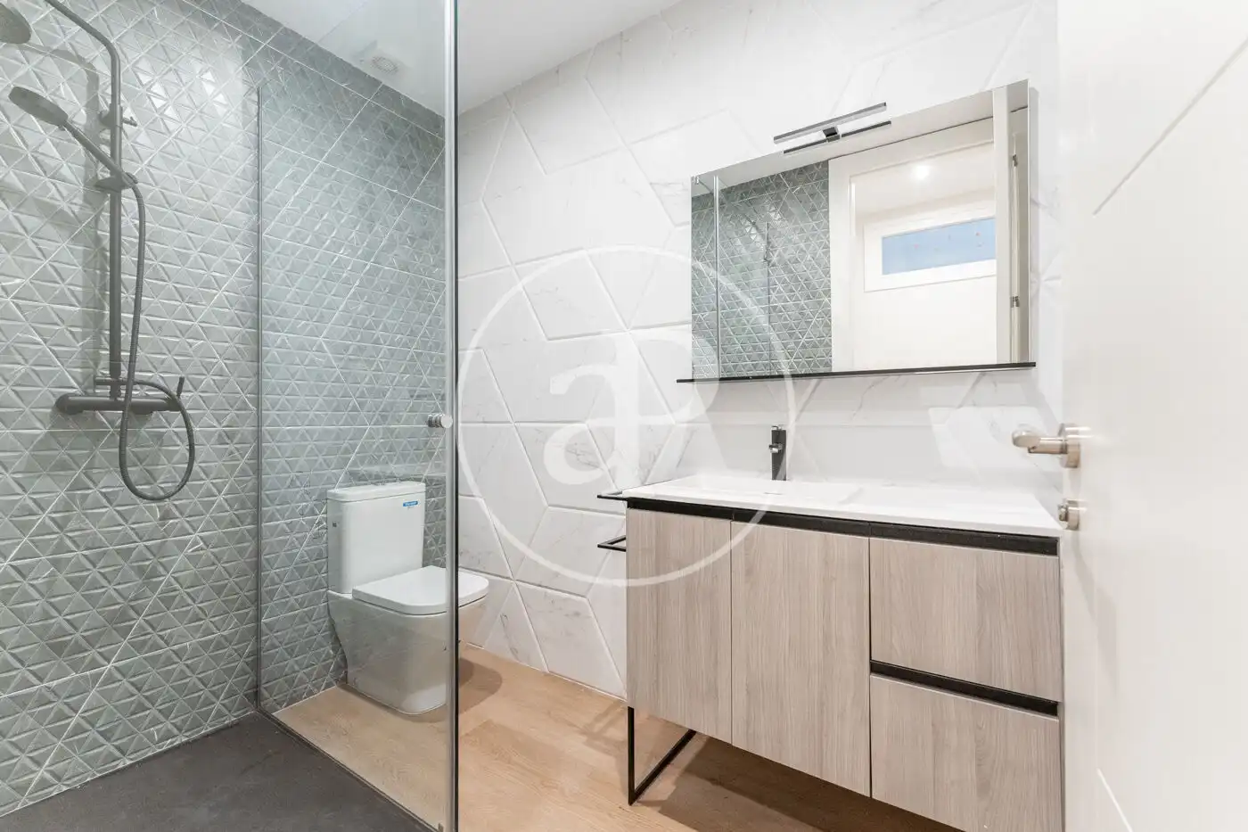 Bathroom of Flat for sale in Madrid  with Air Conditioner, Heating and Storage room