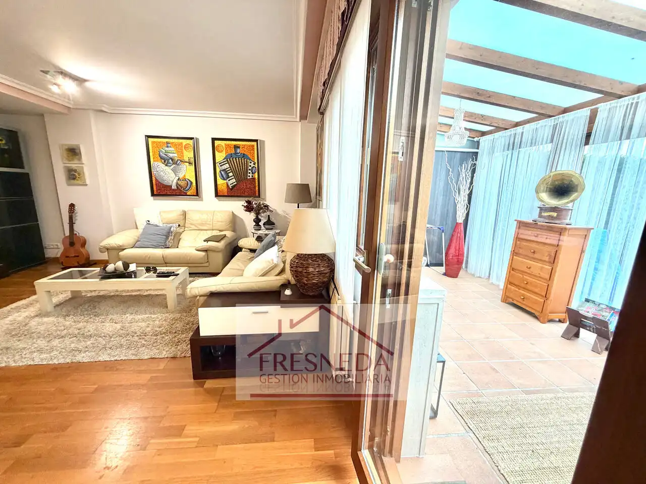 Sala d'estar de Casa adosada en venda en Siero amb Calefacció, Jardí privat i Parquet