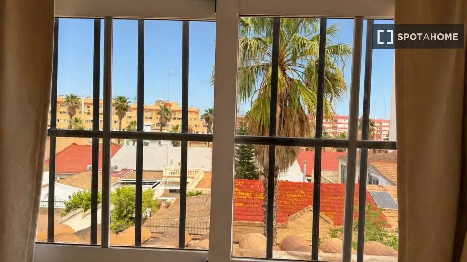 Vista exterior de Pis per a compartir en Valencia amb Aire condicionat, Calefacció i Moblat