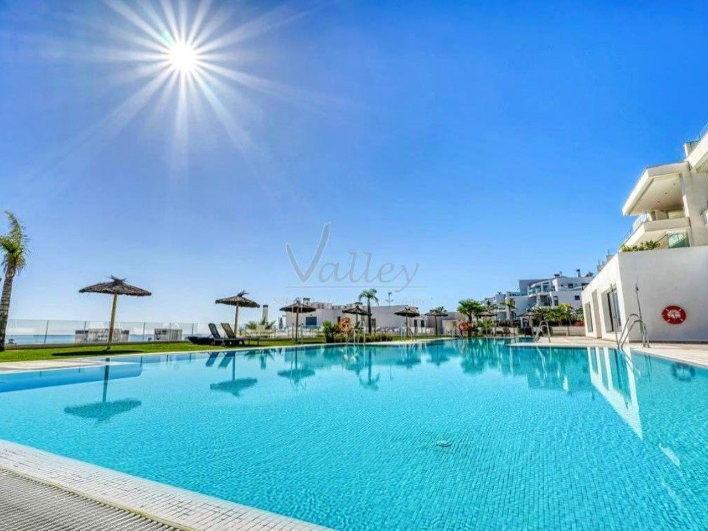 Swimming pool of Duplex for sale in La Alcaidesa  with Air Conditioner, Private garden and Terrace