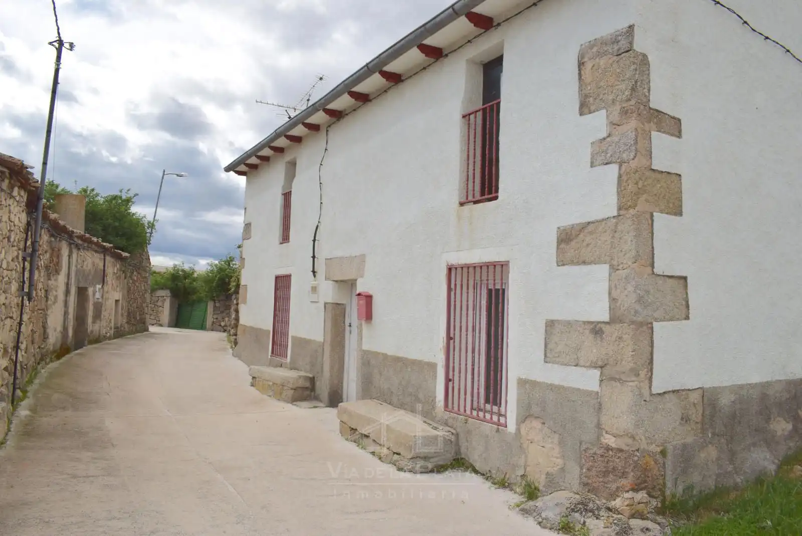 Vista exterior de Casa o xalet en venda en Navamorales amb Calefacció, Terrassa i Traster