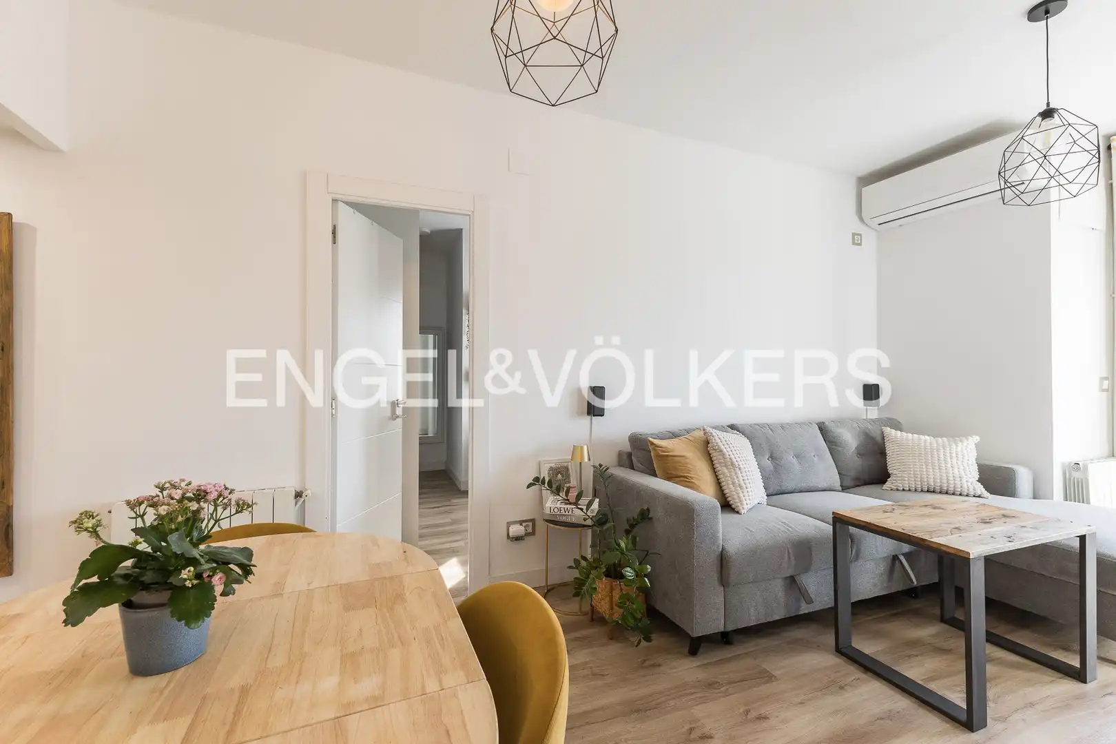 Sala de estar de Piso en venta en L'Hospitalet de Llobregat con Aire acondicionado, Calefacción y Balcón