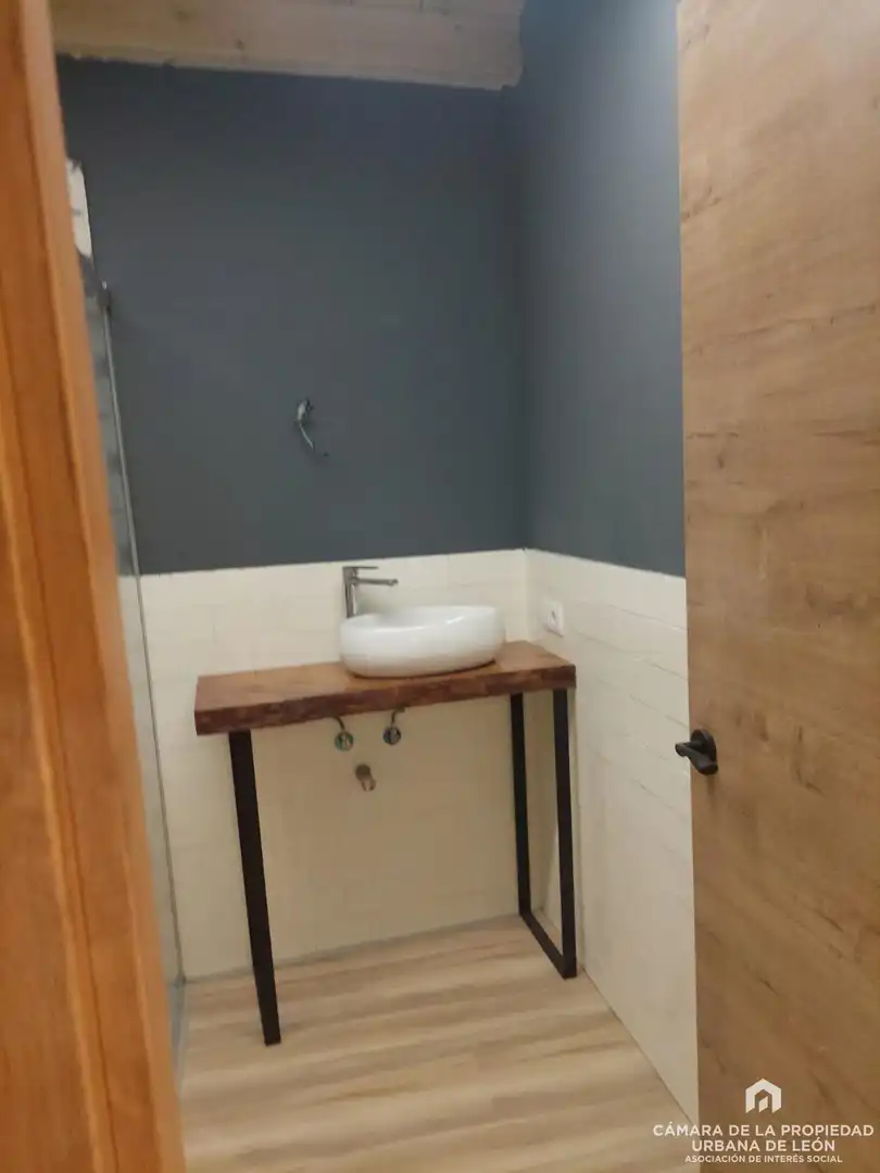 Bany de Casa adosada en venda en Valverde de la Virgen amb Calefacció i Terrassa