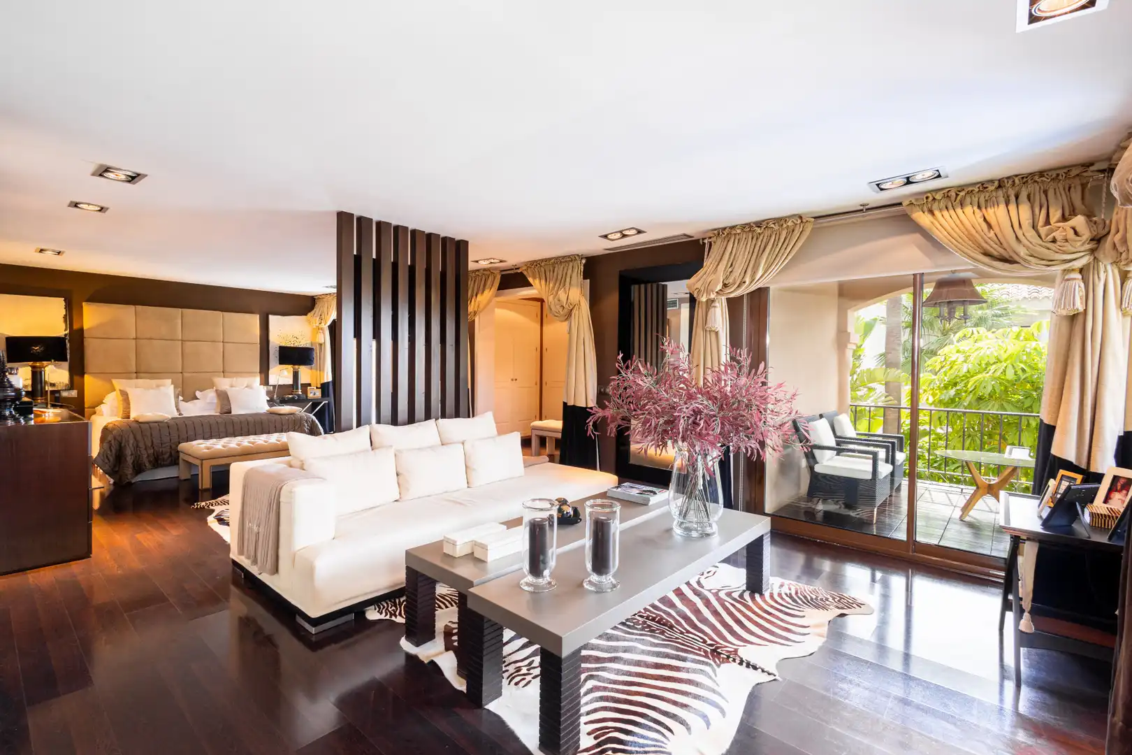 Sala d'estar de Casa o xalet en venda en Marbella amb Aire condicionat, Jardí privat i Terrassa