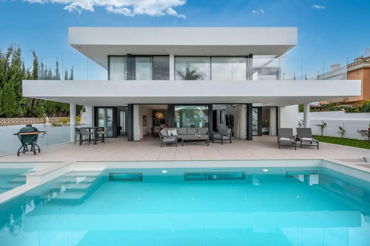 Chalet con jardín en venta en Avenida Pablo Ruiz Picasso 11