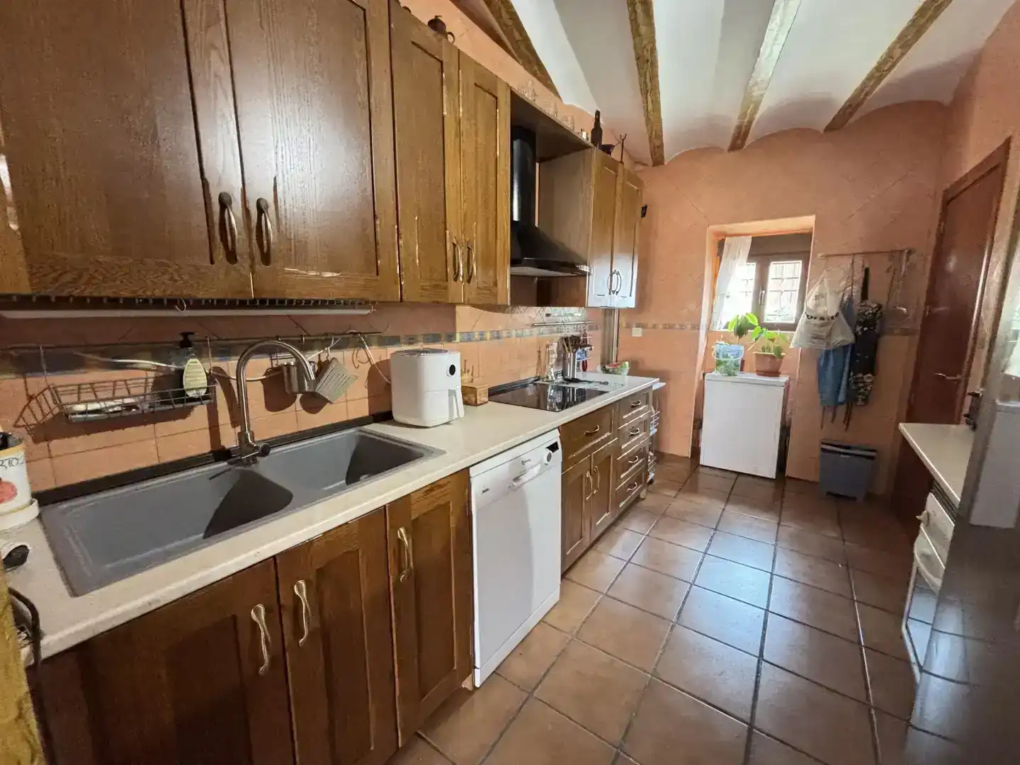 Cuina de Casa adosada en venda en Robledo amb Parquet, Traster i Moblat
