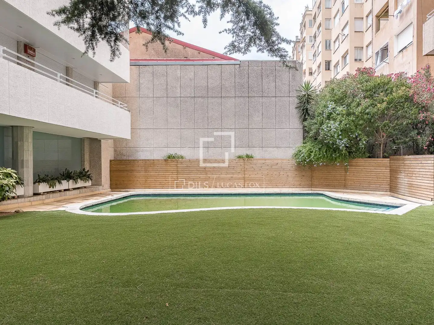 Piscina de Pis en venda en Barcelona amb Aire condicionat i Traster