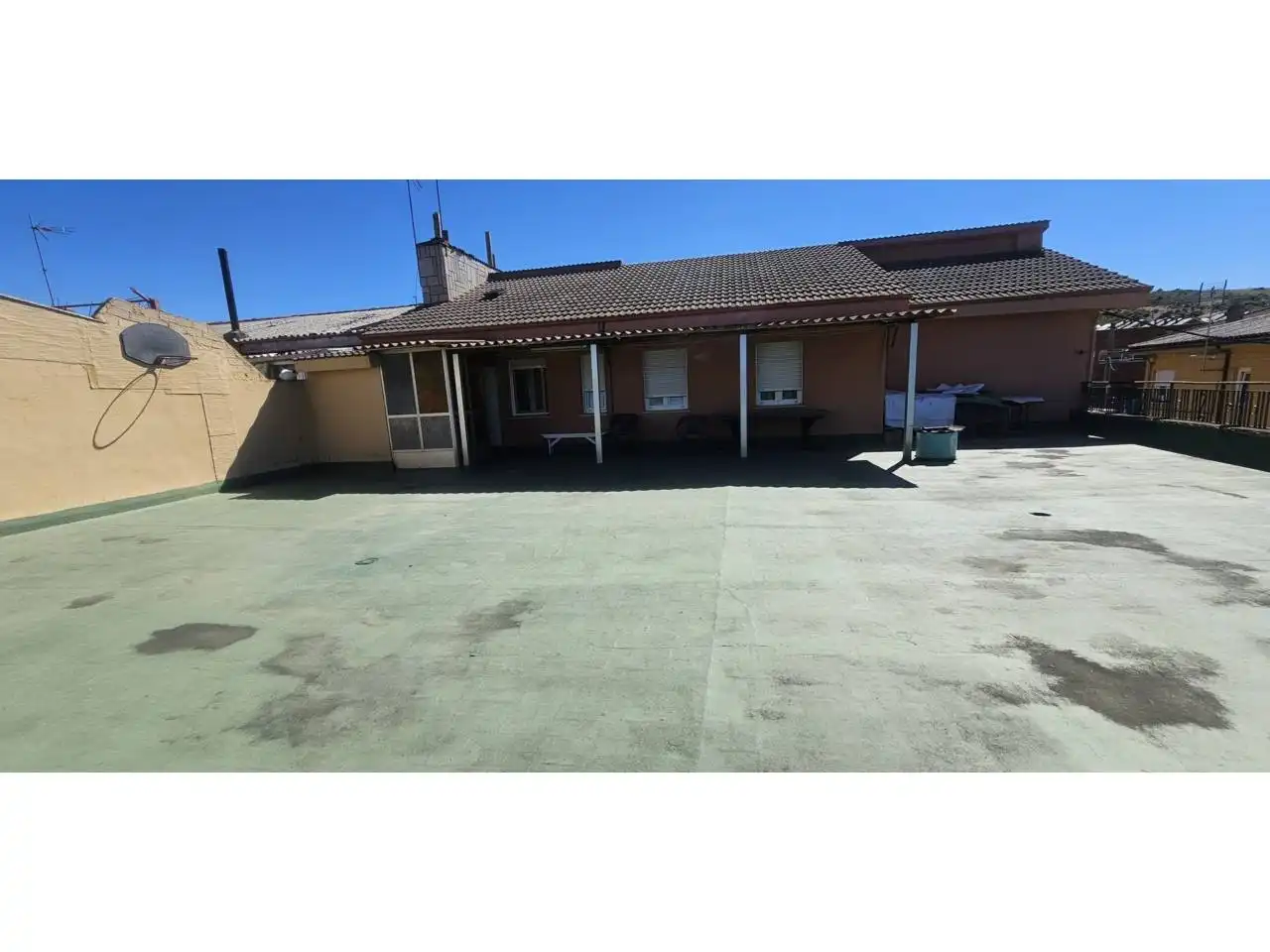 Vista exterior de Casa adosada en venta en Sariegos con Calefacción, Parquet y Terraza