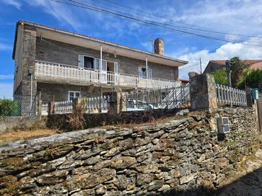 Casa amb balcó en venda a Forcarei