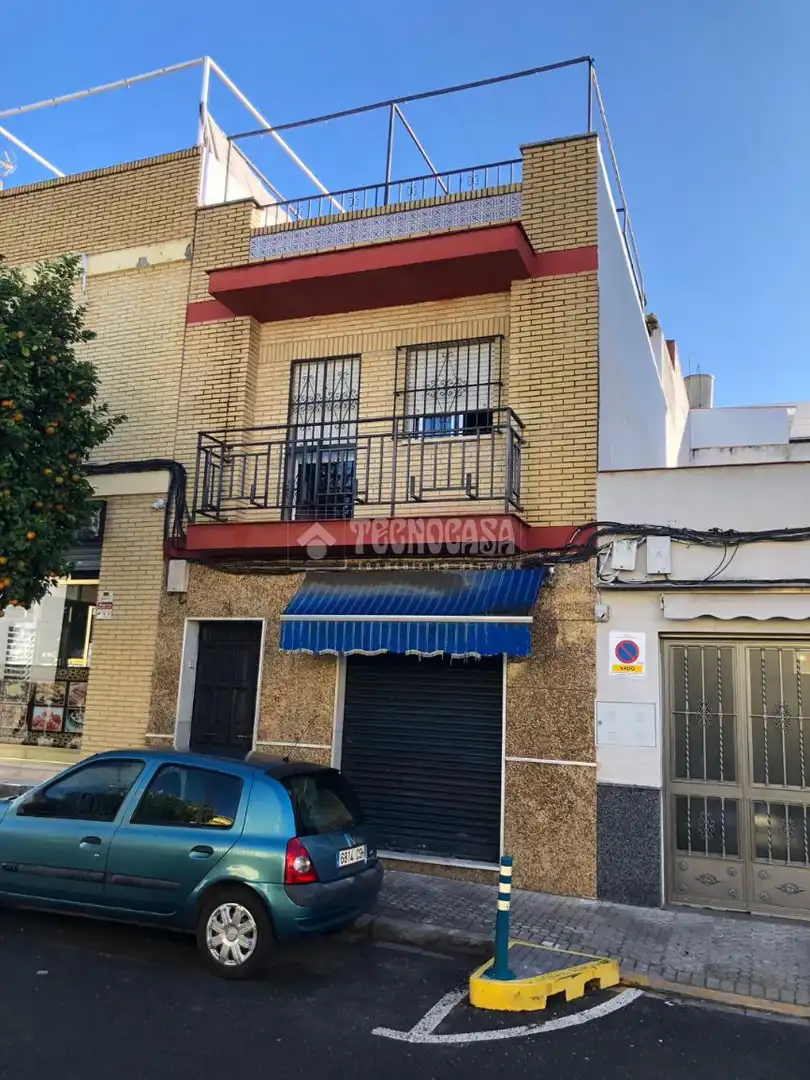 Vista exterior de Casa adosada en venta en Sevilla con Aire acondicionado y Balcón