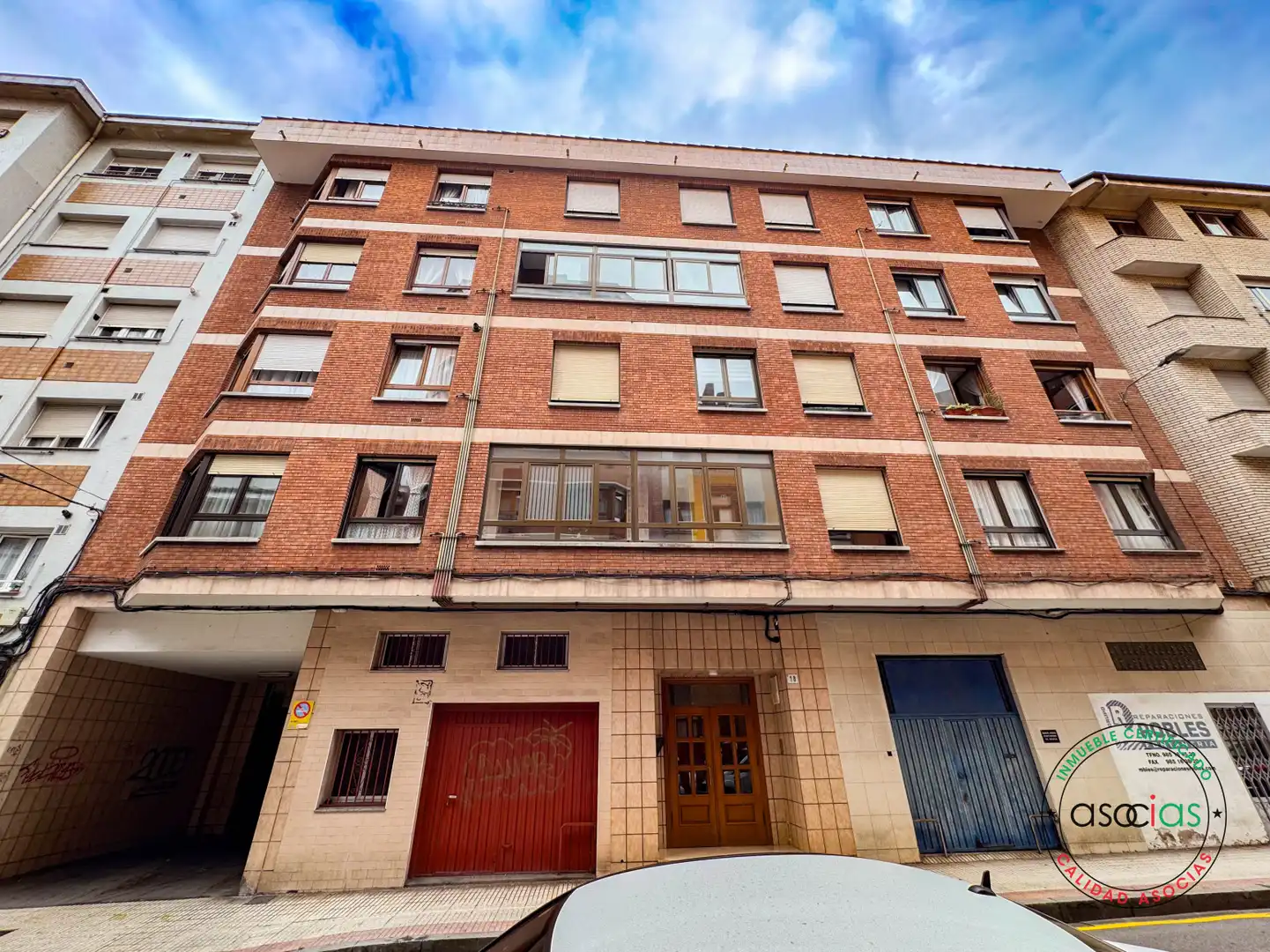 Außenansicht von Wohnung zum Verkauf in Gijón  mit Heizung, Parkett und Abstellraum