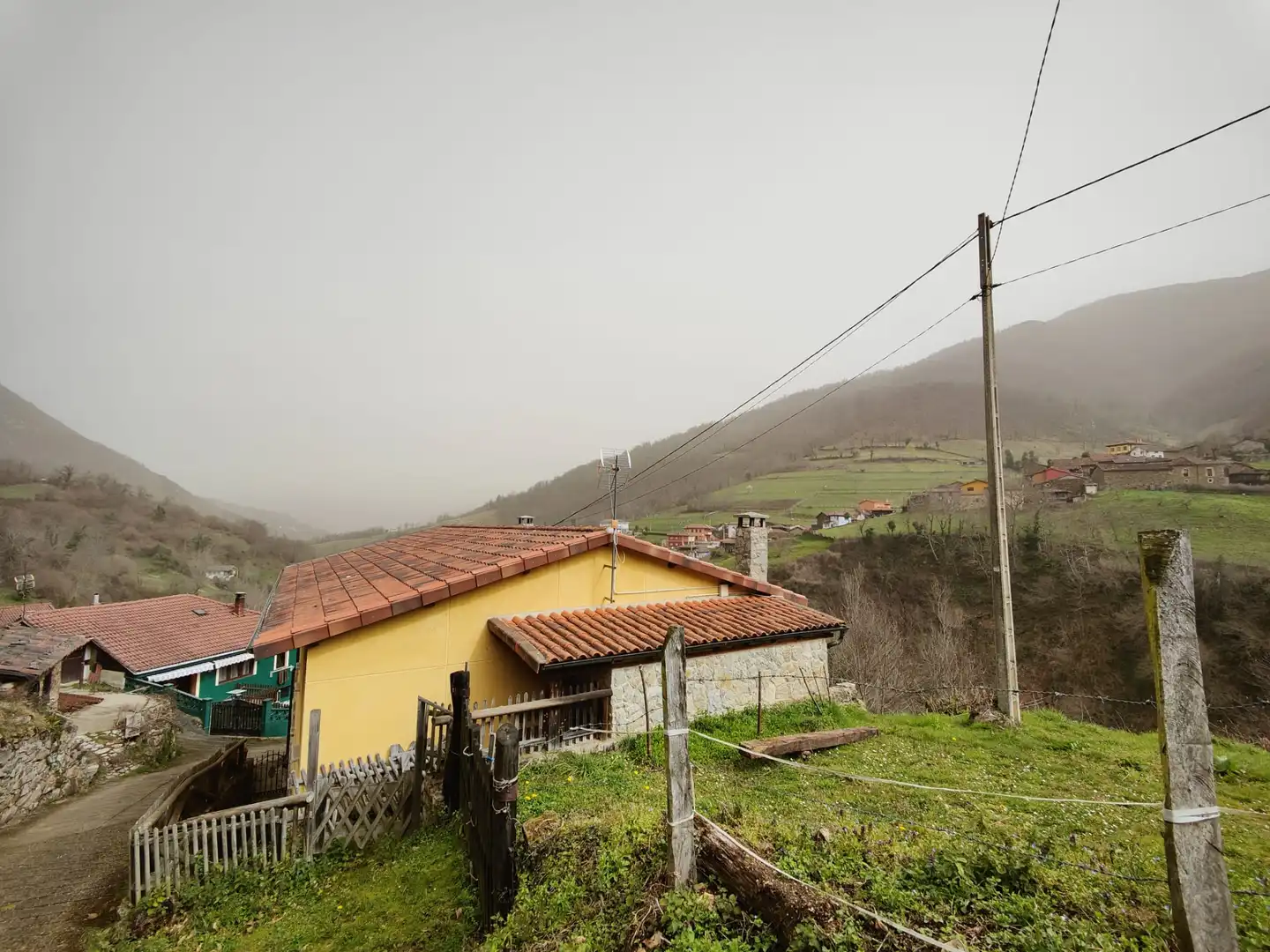 Vista exterior de Casa o chalet en venta en Quirós con Jardín privado, Amueblado y Balcón