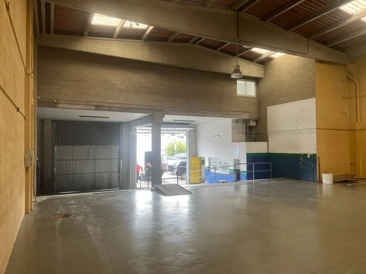Nau industrial de lloguer en Ames amb Alarma