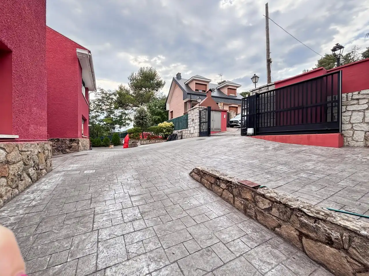 Vista exterior de Casa o xalet en venda en Collado Mediano amb Aire condicionat, Terrassa i Piscina comunitària