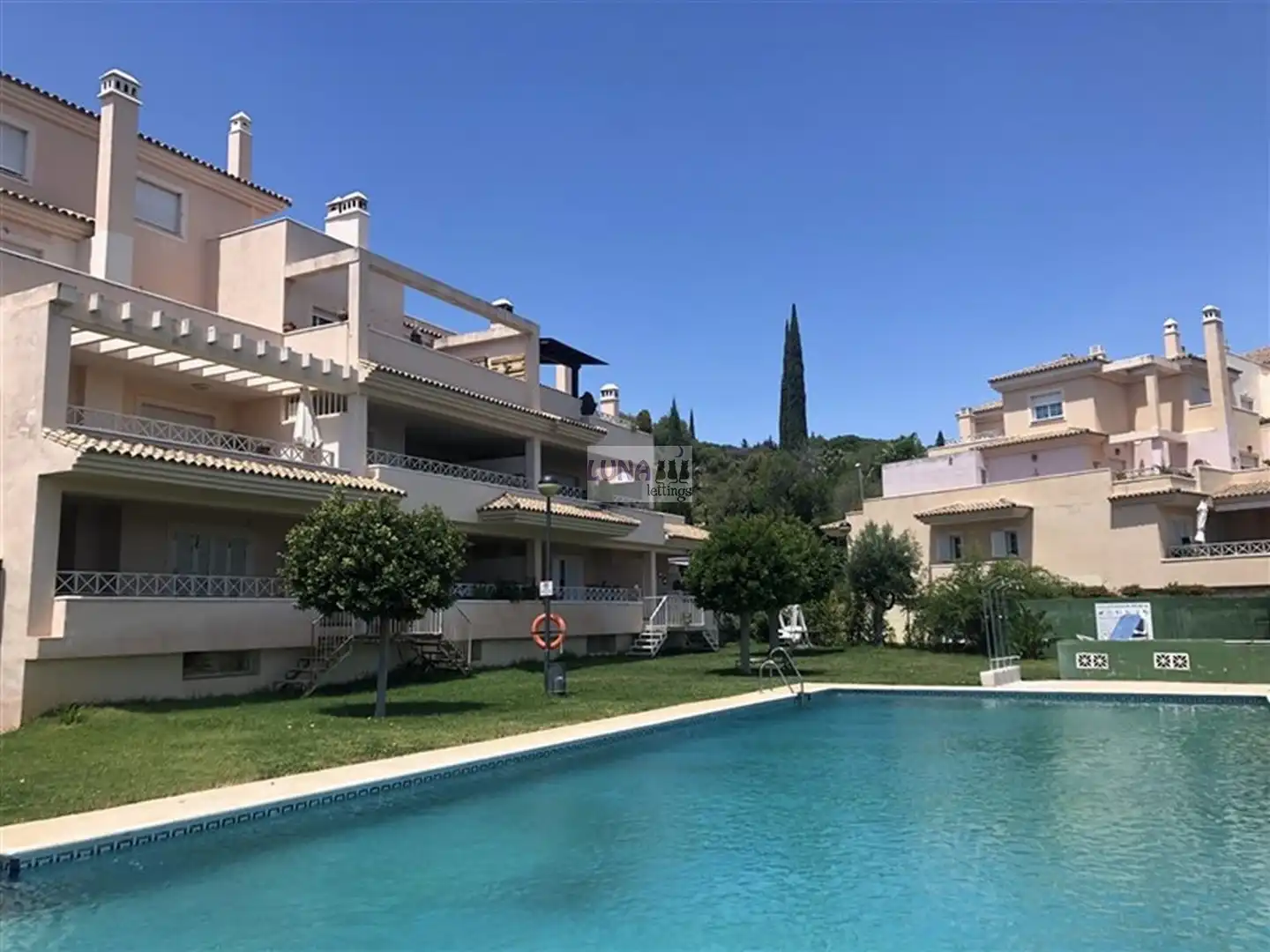 Vista exterior de Ático de alquiler en Marbella con Aire acondicionado, Calefacción y Terraza