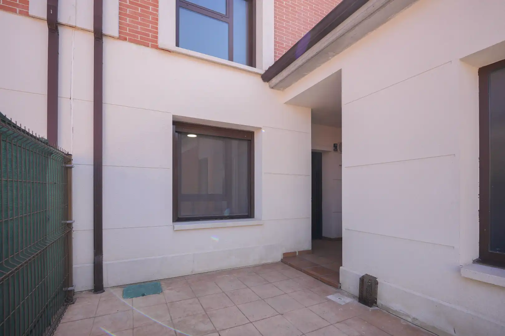 Vista exterior de Casa adosada en venta en Aldeamayor de San Martín con Calefacción, Jardín privado y Parquet