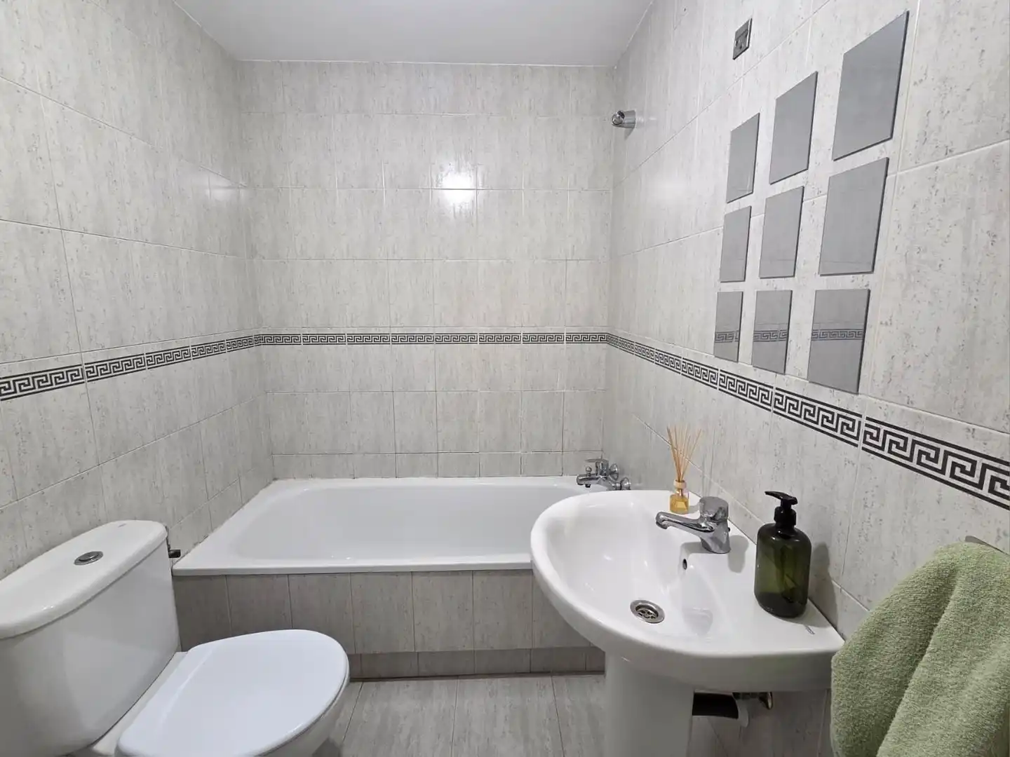 Badezimmer von Wohnung zum Verkauf in Santander mit Heizung, Privatgarten und Parkett